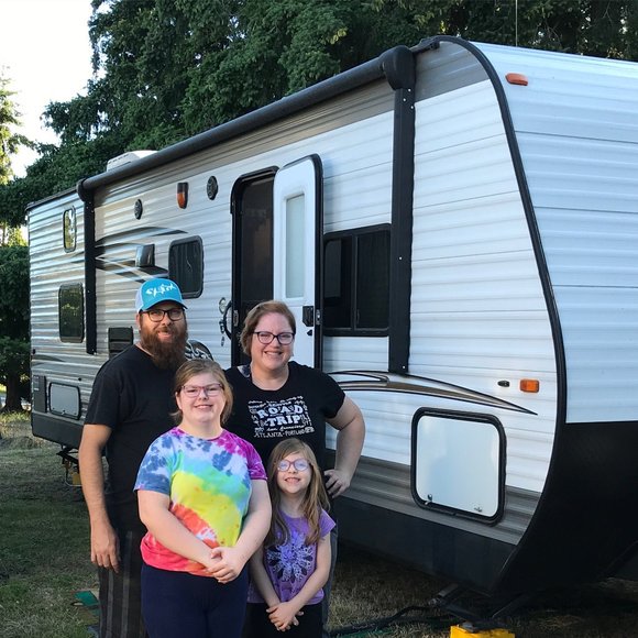 Meet your Poshers, Joanne & Sean - Picture 3 of 4